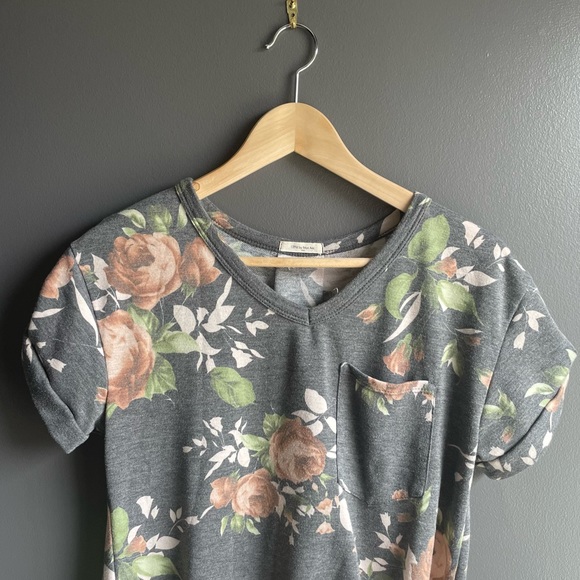 12PM by Mon Ami Gray Floral Tee Shirt Top With Front Pocket - Picture 4 of 4